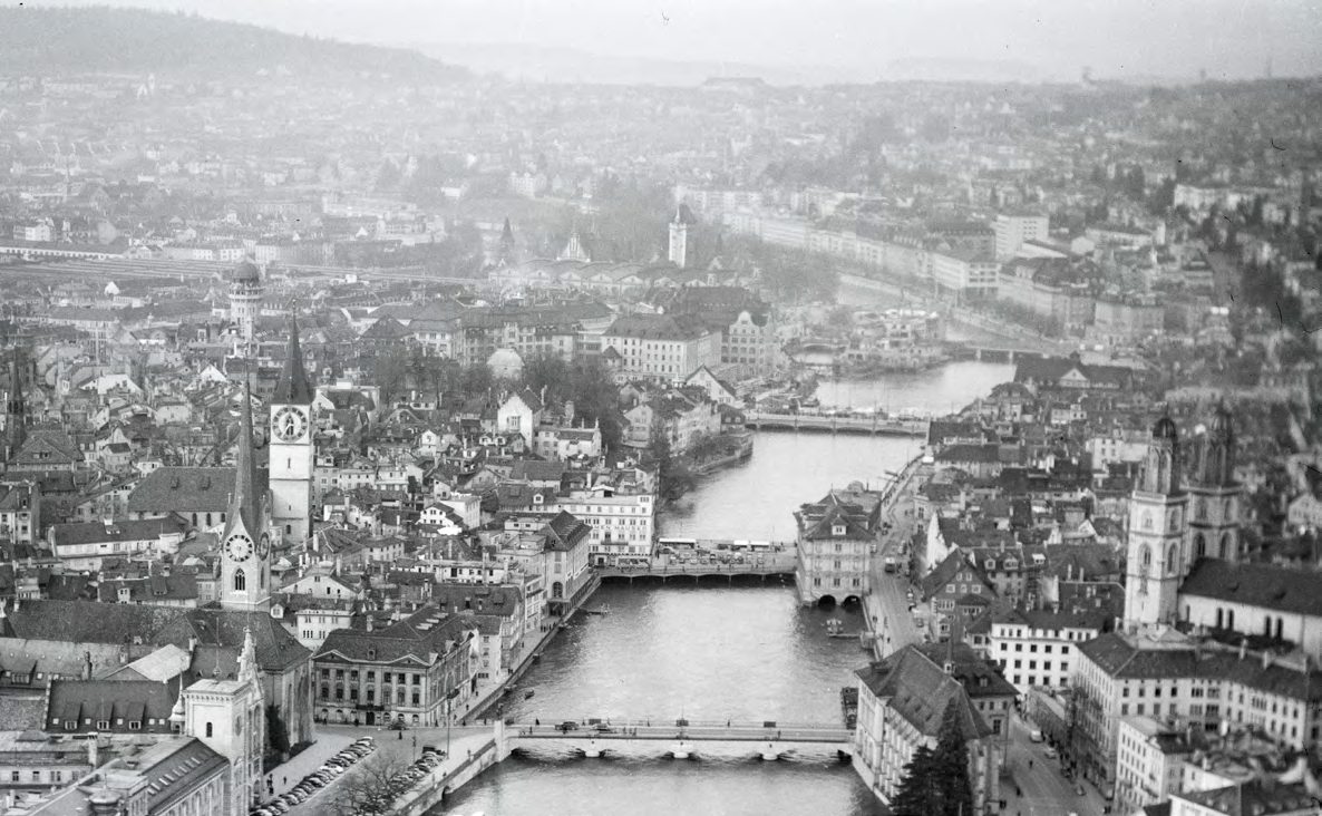 Historische Luftaufnahme der Zürcher Altstadt mit der Limmat und ihren Brücken